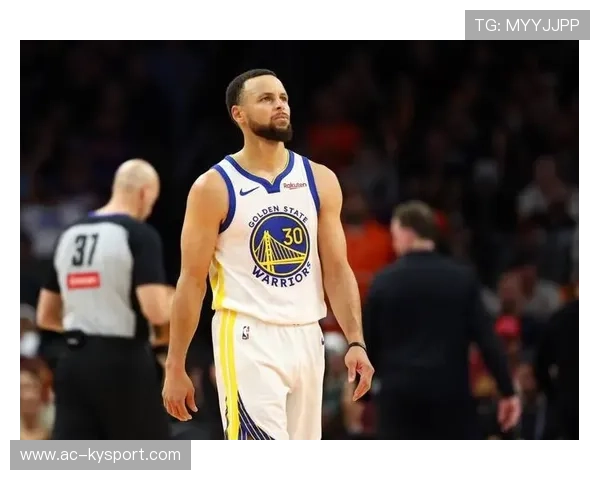 库里一人撑起进攻，其他位置集体隐身